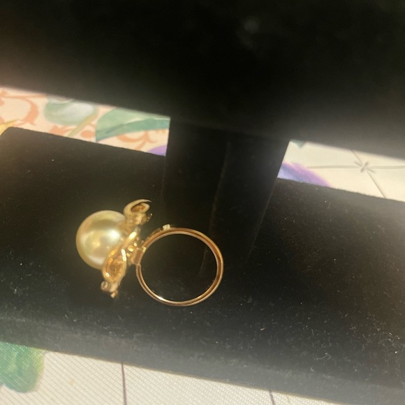 Lustrous‎ Gold Pearl Ring - Picture 2 of 3